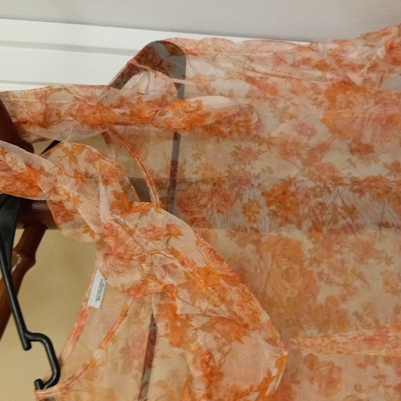 Springtime Top - Picture 4 of 4